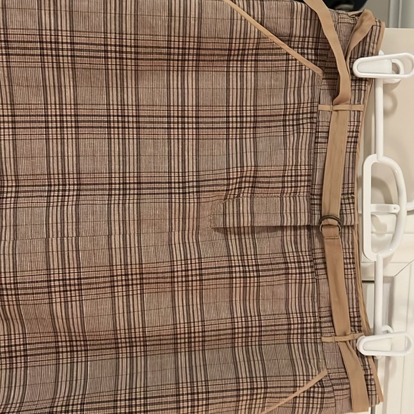 BCBG Max Azria knee-length belted plaid skirt with flounced back, size 2 - Picture 2 of 7